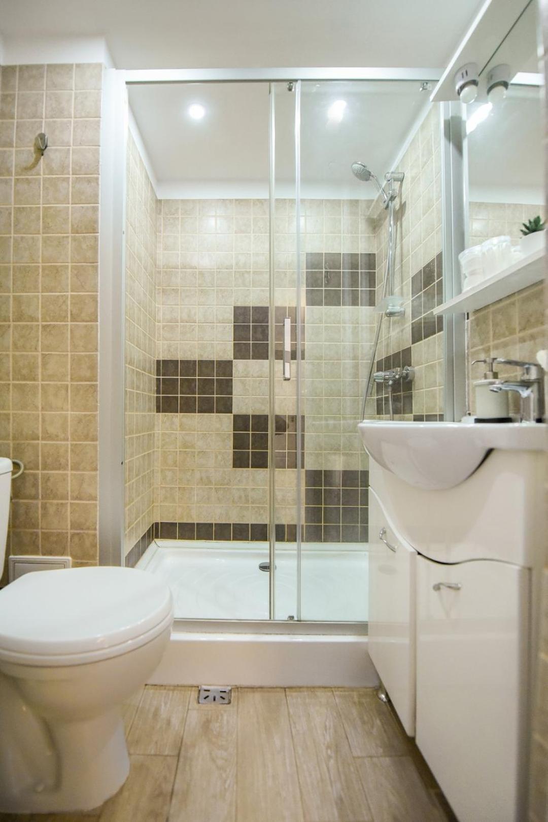 Downtown Oasis: Central Apartments With Cozy Charm Bucareste Quarto foto