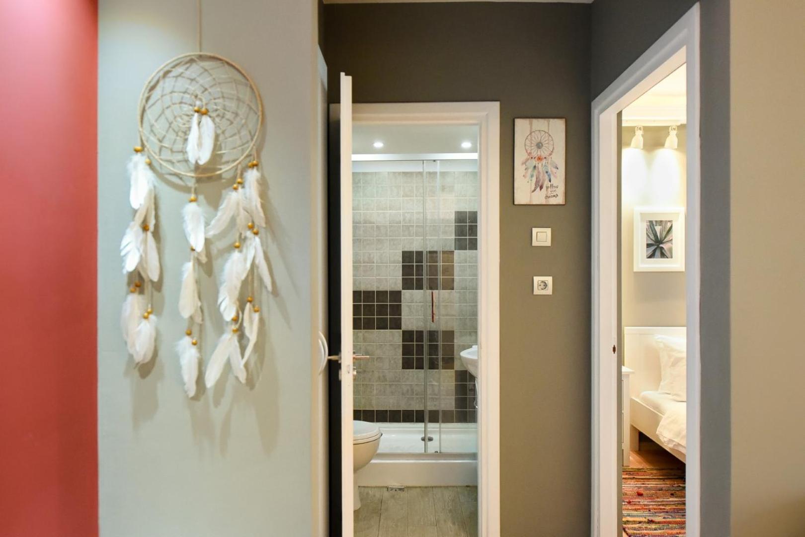 Downtown Oasis: Central Apartments With Cozy Charm Bucareste Quarto foto