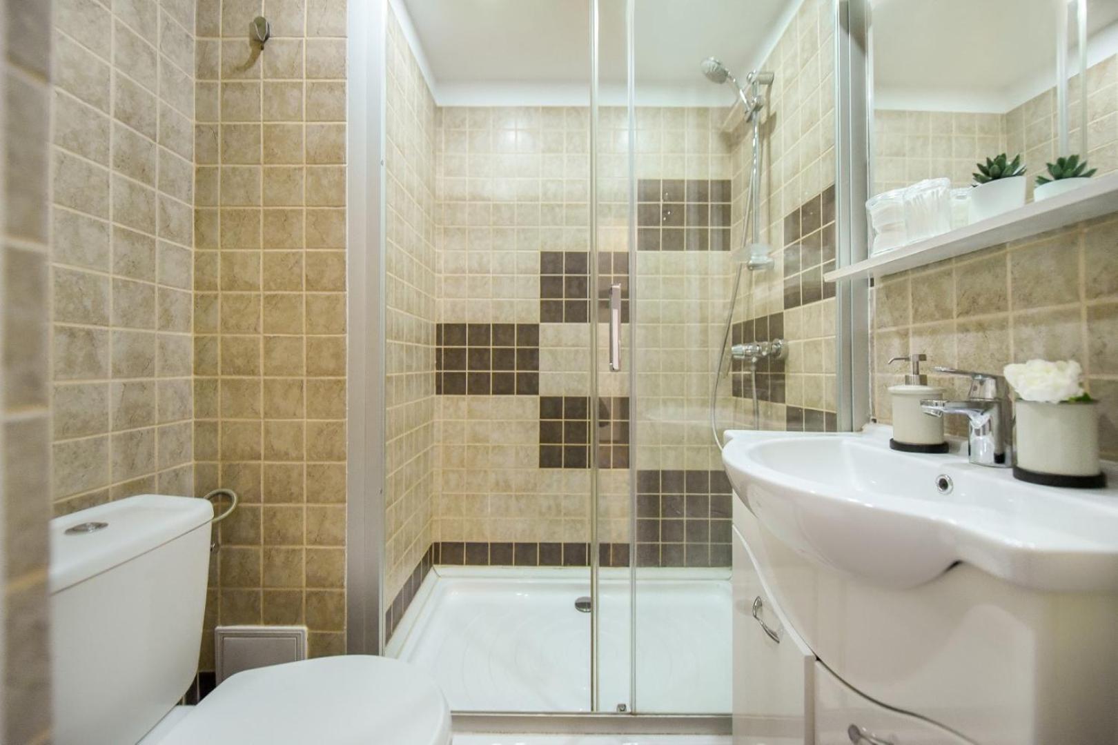 Downtown Oasis: Central Apartments With Cozy Charm Bucareste Quarto foto