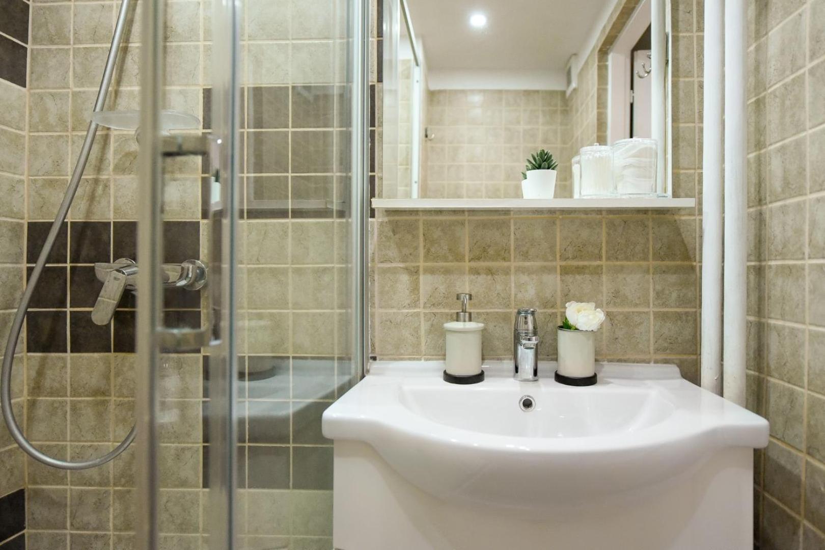 Downtown Oasis: Central Apartments With Cozy Charm Bucareste Quarto foto