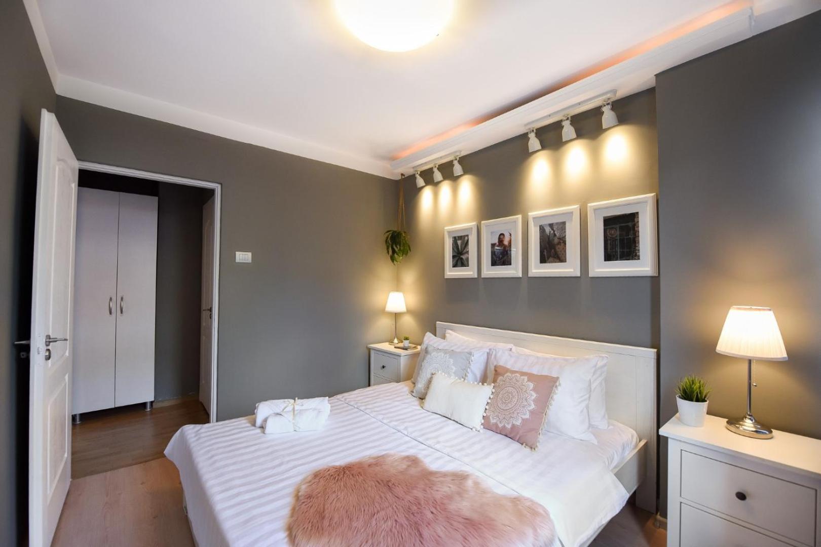 Downtown Oasis: Central Apartments With Cozy Charm Bucareste Quarto foto