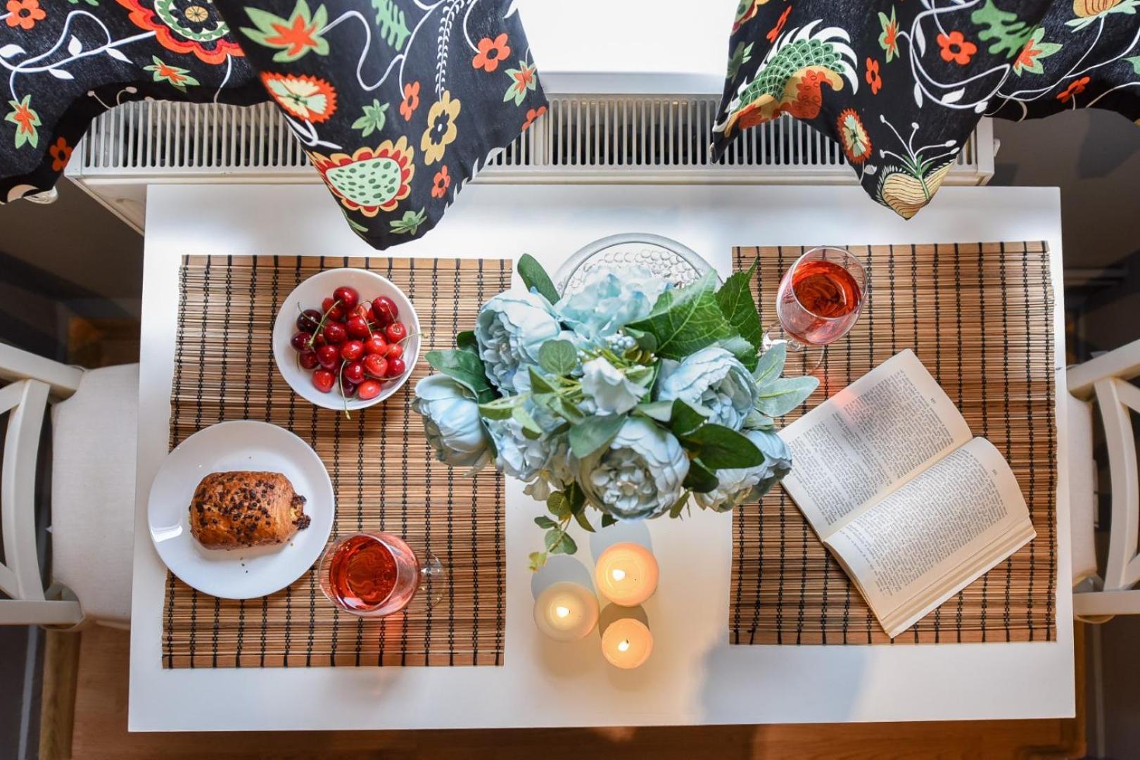 Downtown Oasis: Central Apartments With Cozy Charm Bucareste Quarto foto